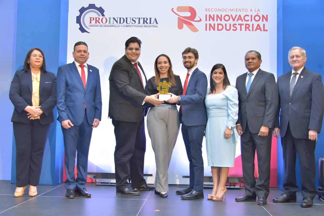 Egresados%20del%20INTEC%20Four%20Union%20ganadores%20en%20el%20renglon%20Excelencia%20en%20Innovacion Instituto Tecnológico de Santo Domingo - Learning Factory recibe reconocimiento a la Innovación Académica de Proindustria