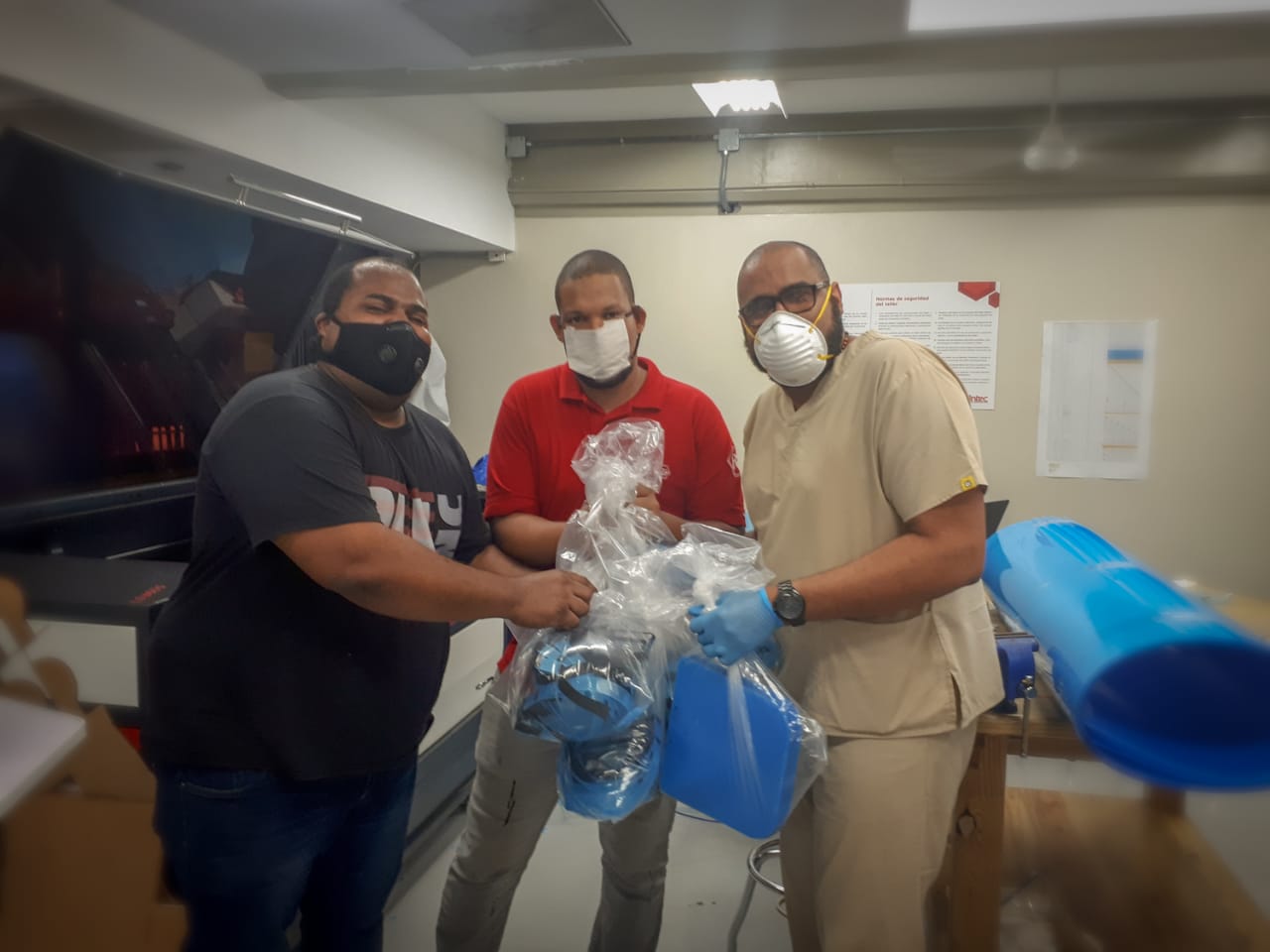 Entrega_de_50_m%C3%A1scaras_al_Hospital_Dar%C3%ADo_Contreras-min Instituto Tecnológico de Santo Domingo - Laboratorios del INTEC fabrican máscaras reutilizables para personal médico; solicitan apoyo para insumos