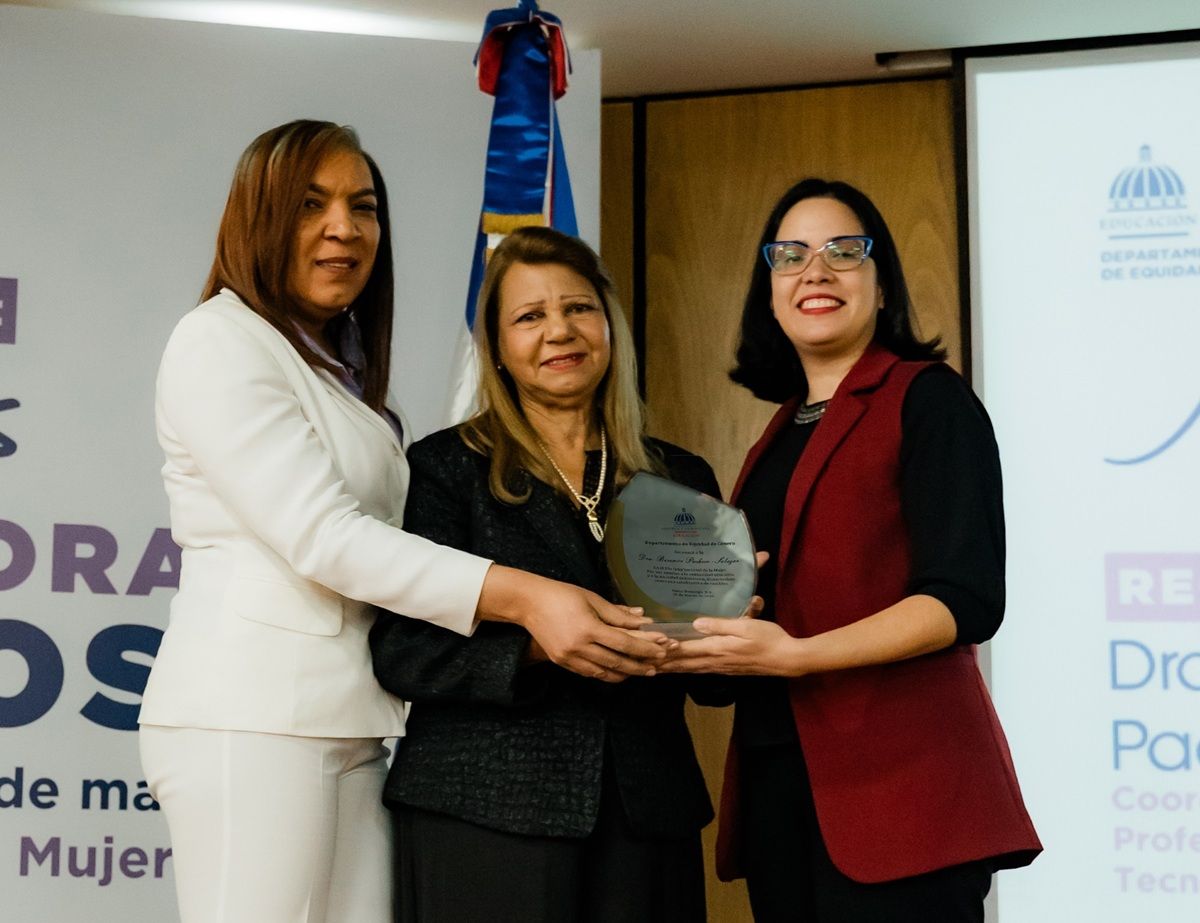 Berenice%20Pacheco-Salazar1-096f8db2 Instituto Tecnol&oacute;gico de Santo Domingo - Profesora de INTEC es reconocida por MINERD por sus aportes a la educaci&oacute;n dominicana